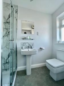 葛特纳格林博基安吉斯旅馆的白色的浴室设有水槽和淋浴。