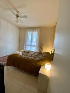 巴多利诺Elena Apartment Residence的一间卧室配有一张床和吊扇