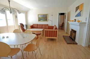 斯卡恩Plesners Anneks的带沙发、桌子和壁炉的客厅