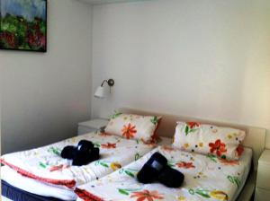 巴贝Ferienwohnung Baabe的一间卧室配有带毛巾的床