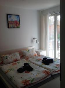 巴贝Ferienwohnung Baabe的一间卧室,配有一张带两个袋子的床