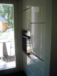 巴贝Ferienwohnung Baabe的厨房配有带窗户的玻璃橱柜