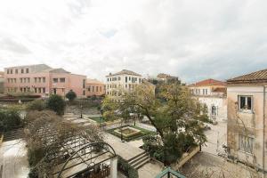 科孚镇Deluxe Town Hall Square Flat in Historical Center 2的城市庭院景观,建筑