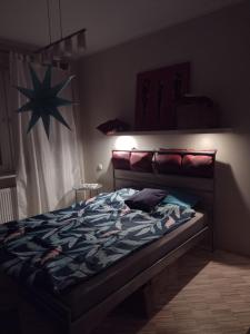 华沙TOtuTOtam的卧室配有一张墙上星星的床