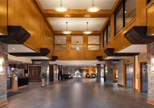 西基隆拿湖畔度假酒店的大型大堂设有木制天花板和喷泉。