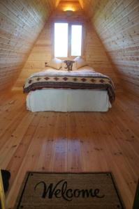 汤顿Riverside Retreat的阁楼上的卧室设有一张床,设有窗户