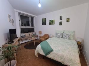 勒阿弗尔Vivez La forêt - Port de plaisance - Plage的一间卧室设有一张床和一间客厅。