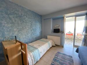 卡西罗彼卡多Evita Studios的一间卧室设有一张床和蓝色的墙壁