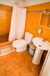 卡利诺岛spongkalyA apartment II的一间带卫生间和水槽的浴室