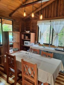 萨玛拉Eco-Turismo Guayacanes的一间带桌子的用餐室和一间厨房