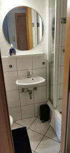 不莱梅Zum guten Schlaf的一间带水槽和镜子的浴室