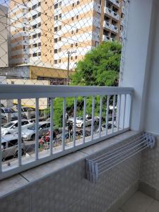 圣维森特岛Conforto em São Vicente的阳台享有停车场的景致。
