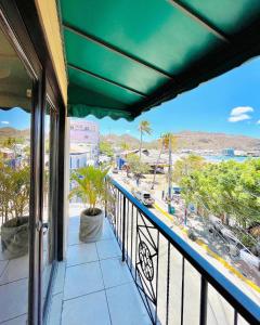 南圣胡安拉艾斯塔恩酒店的享有海滩和棕榈树景致的阳台