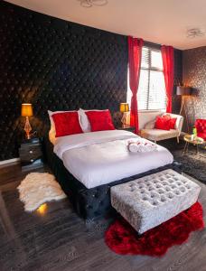 伯明翰Opulent 1 Bedroom Cosy Suite的一间卧室配有一张带红色枕头的大床