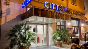 利沃诺Hotel Citta'的前面有标牌的餐厅