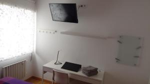 奥维多Apartamento La Paz - Habitaciones con baño no compartido en pasillo的客房设有一张带笔记本电脑的书桌