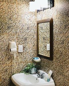 南圣胡安拉艾斯塔恩酒店的一间带水槽和镜子的浴室