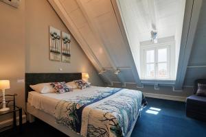 特罗吉尔中央广场宫殿旅馆的一间卧室设有一张床和一个大窗户