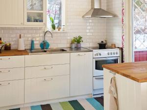 OrnöHoliday home ORNÖ的厨房配有白色橱柜和水槽