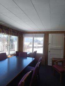 乔治湖Cramers Point Lake Breeze的一间会议室,配有桌椅