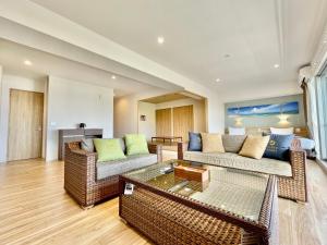 恩纳Coral Palace Onna by Sunset Avenue的客厅配有两张沙发和一张桌子