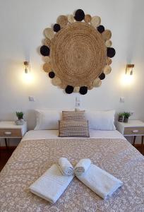 埃尔莫波利斯Casa di Syrii的一间卧室配有一张床,上面有两条毛巾