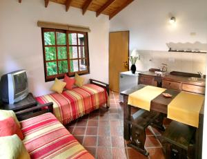 贝尔格拉诺将军镇Posada La Escondida的一间带两张床的客厅和一间厨房