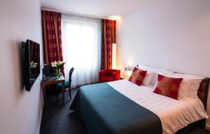 日内瓦大使酒店的酒店客房设有床和窗户。