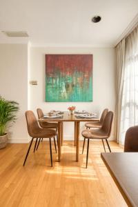 恩塞纳达港Casa Asturias的一间带桌椅和绘画的用餐室