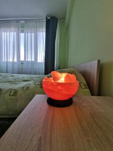 蒂米什瓦拉Modern Room With A Great Sunrise的坐在木桌旁的一碗橙子