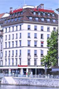 日内瓦大使酒店的白色的建筑,上面有标志