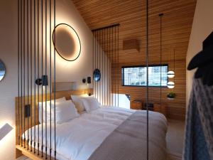 阿姆斯特丹vondice hotel的一间卧室设有一张带玻璃墙的大床