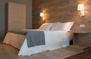 厄尔·波普瑙·德尔·戴尔三角洲拉尔加迪尔酒店的一间卧室设有一张带木墙的大床