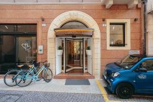 维罗纳Hotel Giulietta e Romeo ***S的停在大楼外的几辆自行车