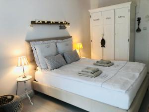 沙博伊茨Stranddistel Scharbeutz的一间卧室配有一张带两盏灯的大型白色床。