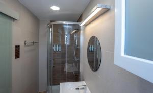内尔哈卡萨梅赛德斯旅馆的带淋浴、盥洗盆和镜子的浴室