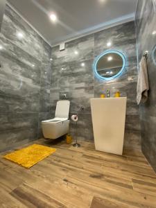 索非亚DV13 Luxury Suite Sofia Center的一间带卫生间和水槽的浴室