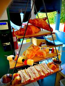 南米尔福德T-post guest house的各种面包和糕点的展示