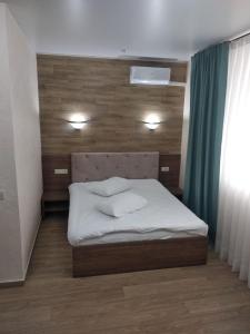 赫梅利尼茨基Fortetsya的一间卧室配有一张带床头板的床和窗户