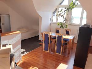 施奥弗灵Sundowner appartment at the lakeside - 120sqm的厨房以及带桌椅的用餐室。