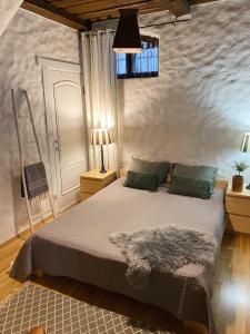 派尔努科尔姆维纳别墅公寓的一间卧室配有一张大床和毛绒毯子