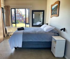 圣弗朗西斯角A Real Gem in Cape St Francis的一间卧室设有一张床和一个大窗户