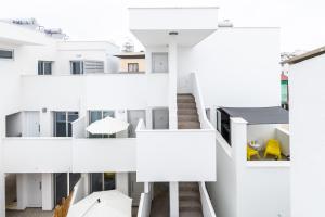 阿依纳帕Spiros Luxury Apartments的白色公寓大楼的空中景致