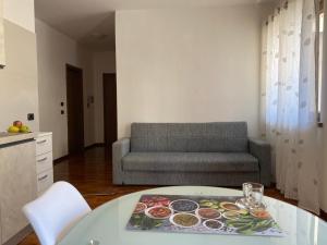 莫利纳迪莱德罗Appartamento Aurelia的客厅配有沙发和桌子