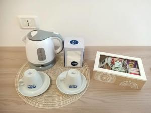 佩斯基奇B&B Casa Denittis的茶几,茶壶,茶杯和盒子