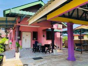 巴西富地Homestay TokAbah的色彩缤纷的房屋,配有桌椅