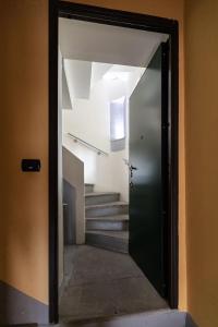 斯特雷萨斯特雷萨公寓 的通往走廊的开放式门,设有楼梯