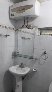 北市Nặm Pé Homestay的白色的浴室设有水槽和镜子