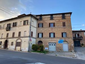 锡耶纳L'angolo di Costalpino的街道边的旧砖楼