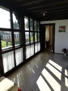 CerecedaLa Casa Nueva Alojamiento Rural的一间设有大窗户的客房和一间铺有木地板的客房